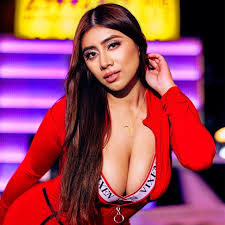 Violet Myers ดาวดังแห่งวงการเอวี ผู้เปลี่ยนภาพลักษณ์ของหนังผู้ใหญ่ด้วยเสน่ห์และความมั่นใจ